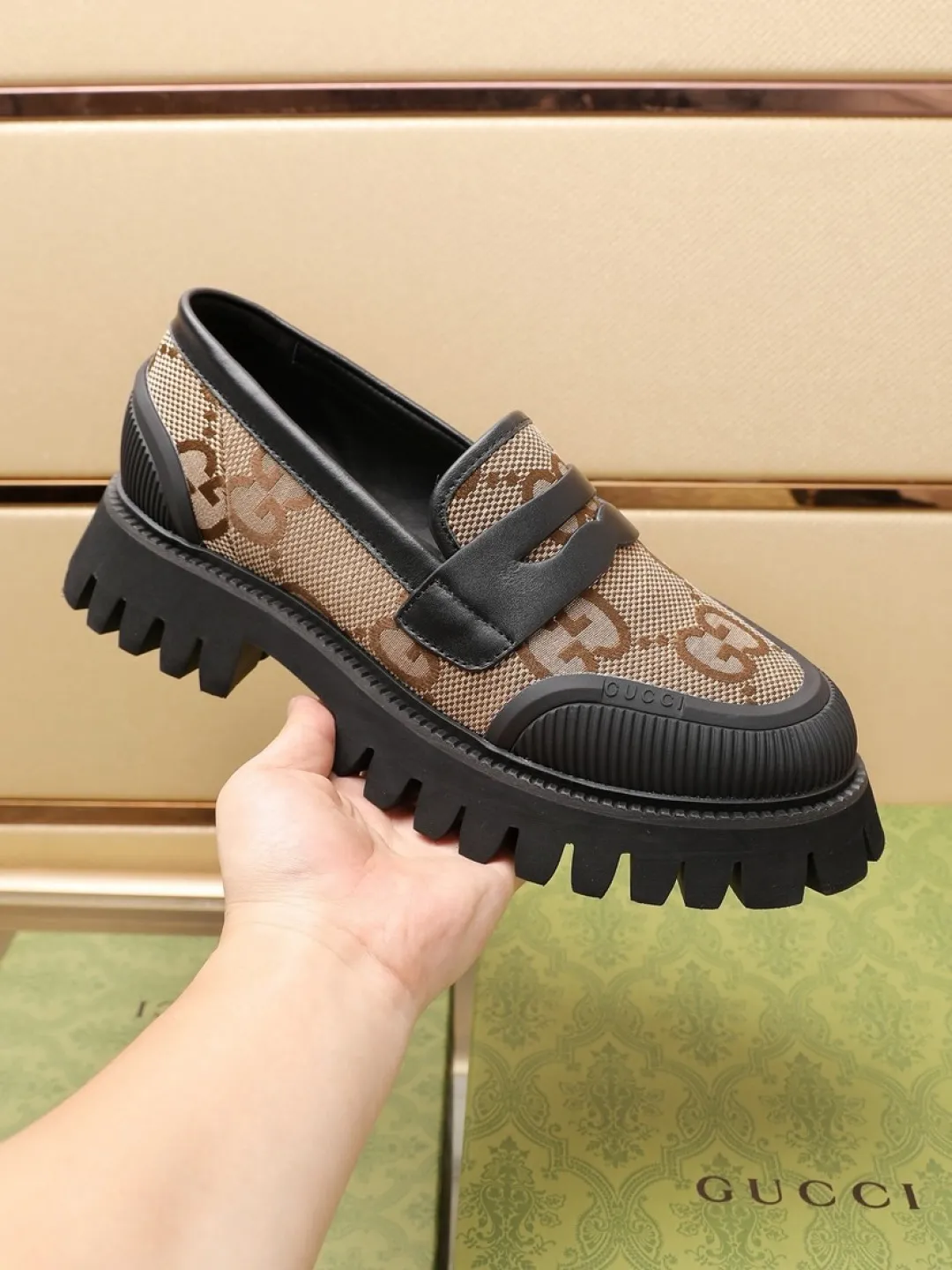 Factory P520💰[GUCCI] 🆕Men's classic loafers, integrating classic shoe styles with retro California style. Slipper style design, easy to put on and take off. The upper is carefully made of original fabric and decorated with a rubber concave sole and the logo on the upper. Wear it with casual clothing or a suit. Size: 38-44 (45.46 customized)